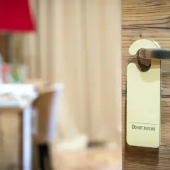 Jak zamknąć drzwi w hotelu? Pełne bezpieczeństwo od środka.
