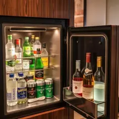Minibar w hotelu: Płacić czy nie? Uniknij ukrytych kosztów!