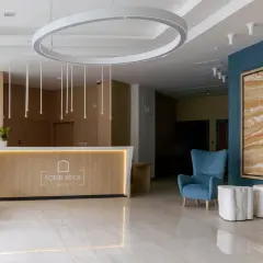 Lobby hotelowe: Serce hotelu? Odkryj jego kluczowe funkcje!