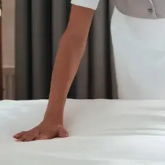 Jak pościelić łóżko w hotelu? Odkryj sekrety luksusowego posłania!