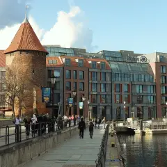 Nad Motławą w Gdańsku, obok historycznej baszty, widać nowoczesny hotel Hilton.