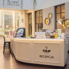 Hotelowe patio: Co to jest i jak wzbogaca Twój pobyt?