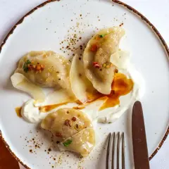 Gdzie zjeść w Krakowie? Sprawdzone miejsca od pierogów po Michelin.