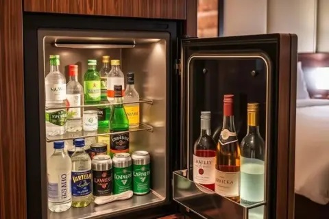 Minibar w hotelu: Płacić czy nie? Uniknij ukrytych kosztów!