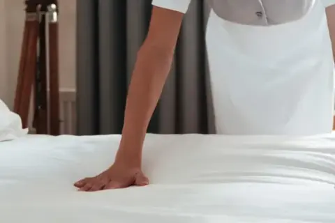 Jak pościelić łóżko w hotelu? Odkryj sekrety luksusowego posłania!
