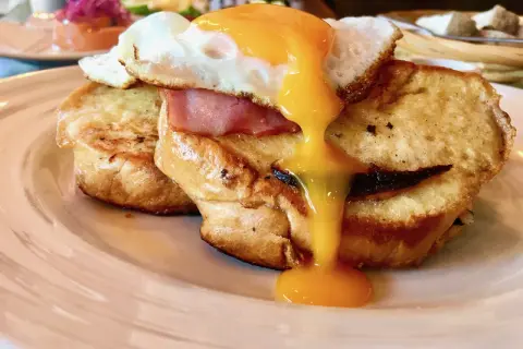 Gdzie zjeść w Koszycach? Od halušek po street food pełny przewodnik