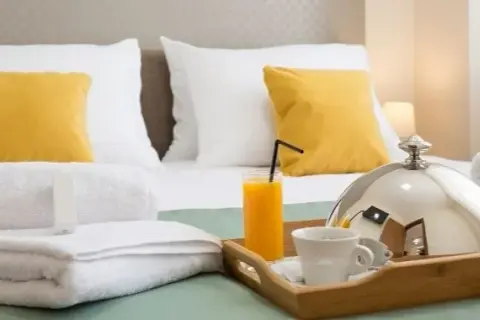 Palenie w pokoju hotelowym: Czy warto ryzykować karę?