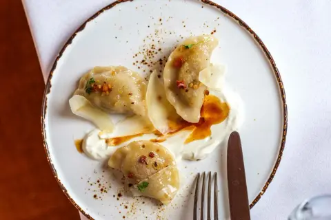 Gdzie zjeść w Krakowie? Sprawdzone miejsca od pierogów po Michelin.