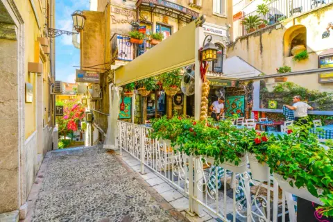 Taormina: Gdzie zjeść? Autentyczne smaki bez pułapek!