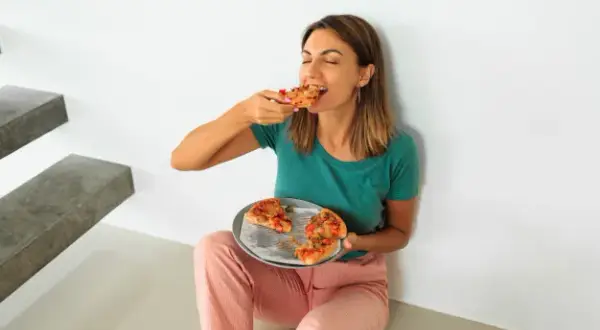 Czy do hotelu można zamówić pizzę? Poradnik dostawy krok po kroku