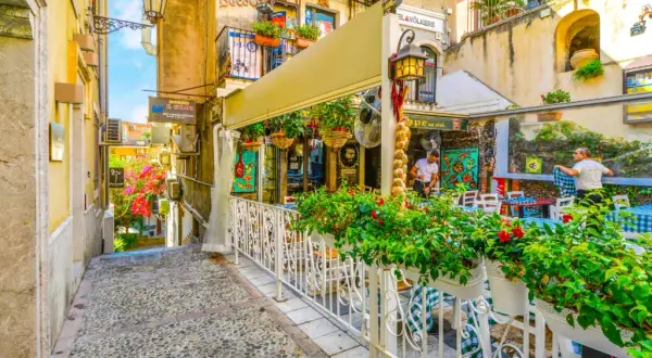 Taormina: Gdzie zjeść? Autentyczne smaki bez pułapek!