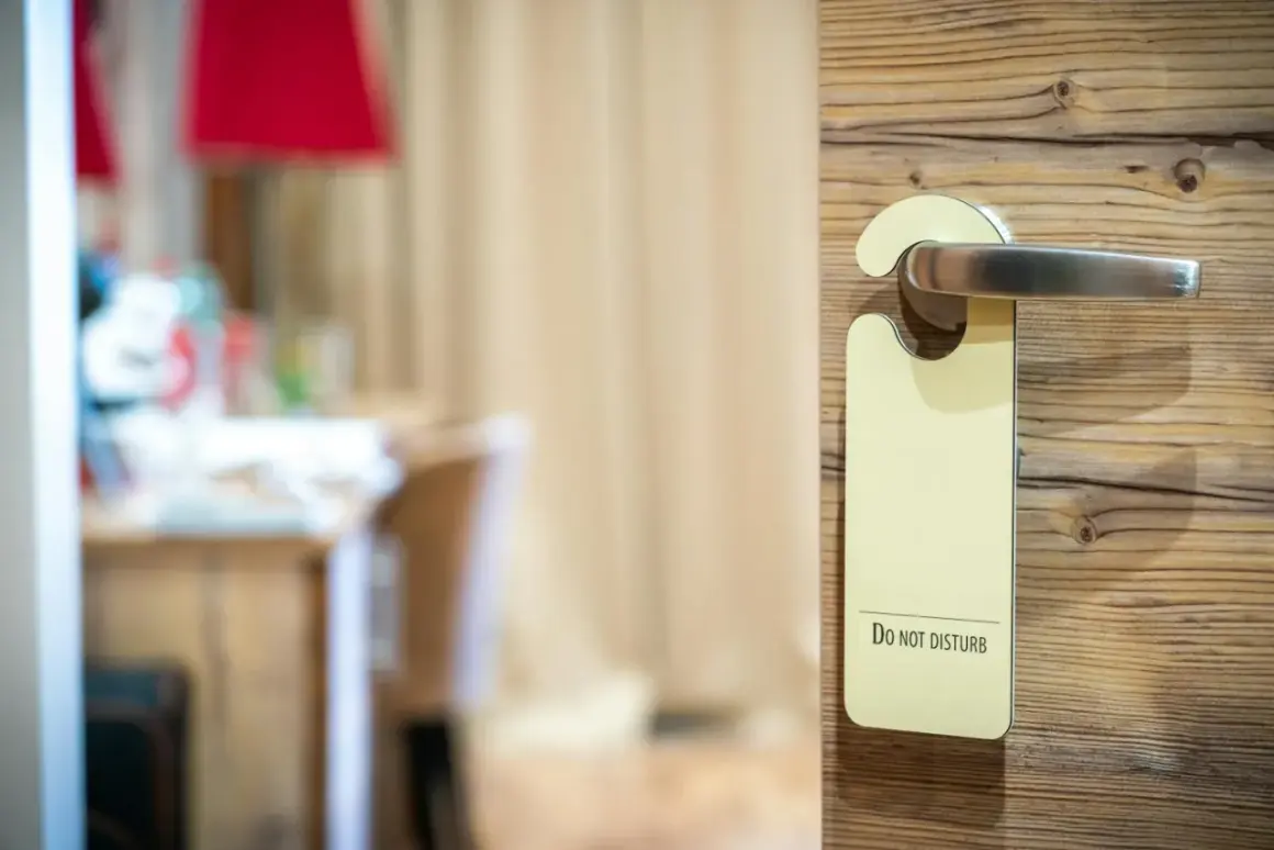 Jak zamknąć drzwi w hotelu? Pełne bezpieczeństwo od środka.