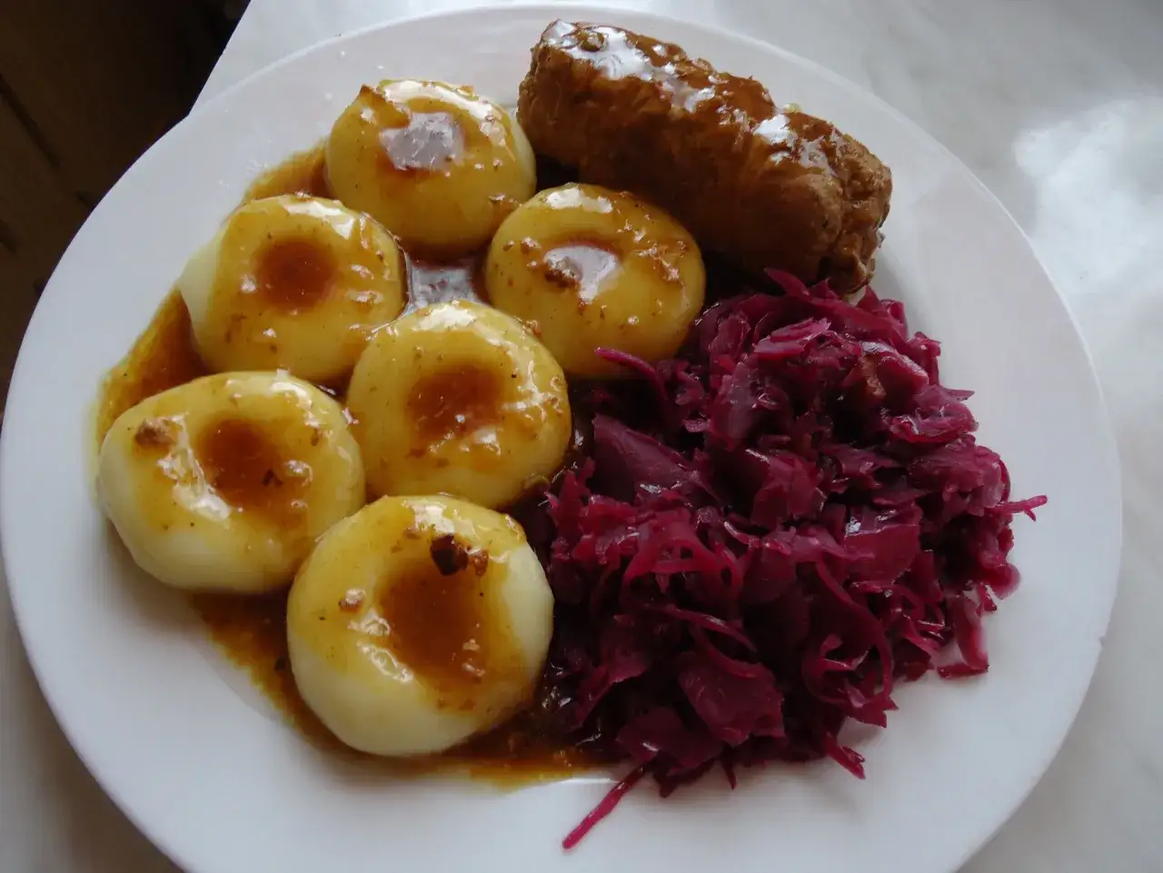 nowoczesna rolada śląska z kluskami i modrą kapustą