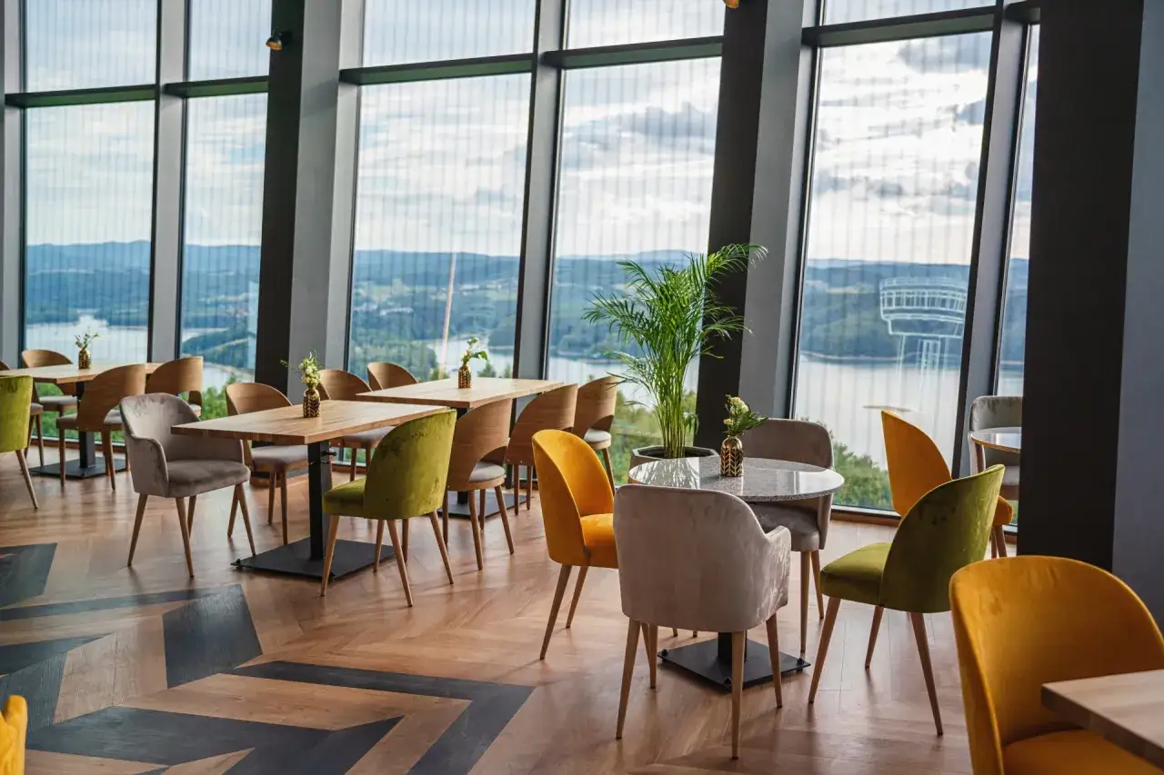 Restauracja z widokiem na zaporę w Solinie o zachodzie słońca