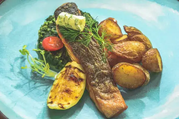 tradycyjne polskie danie podane w eleganckiej restauracji