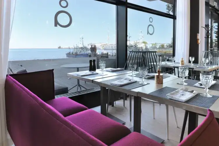 elegancka restauracja z widokiem na morze w Gdyni wieczorem
