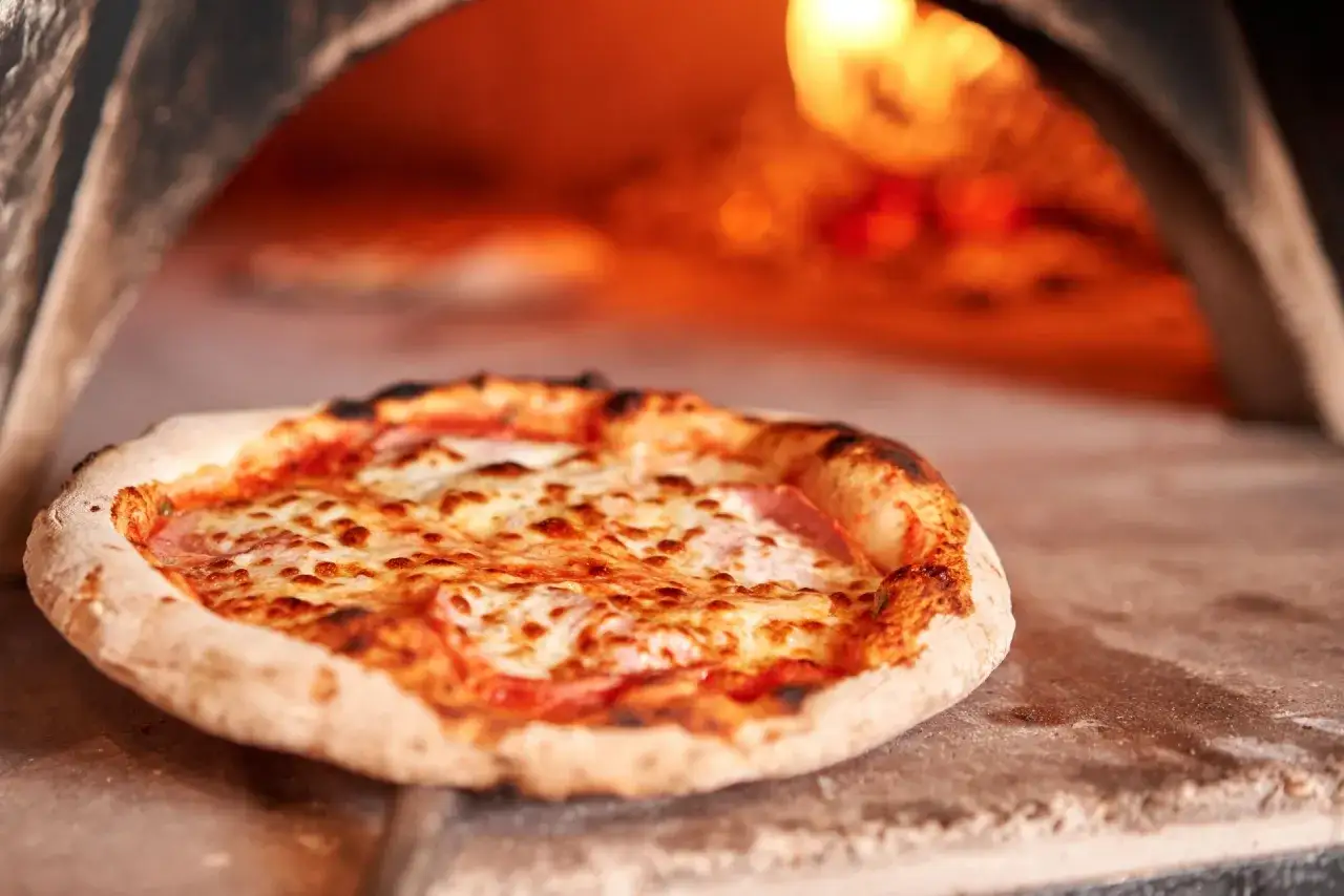 autentyczna pizza neapolitańska z pieca opalanego drewnem