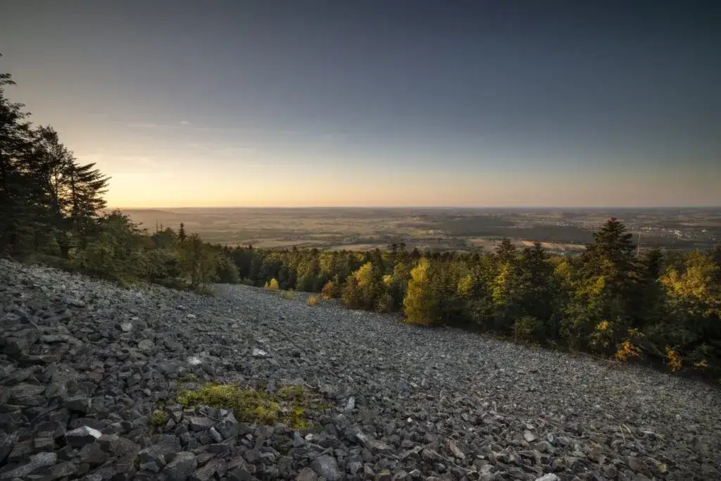 G&oacute;ry Świętokrzyskie panorama gołoborze o wschodzie słońca