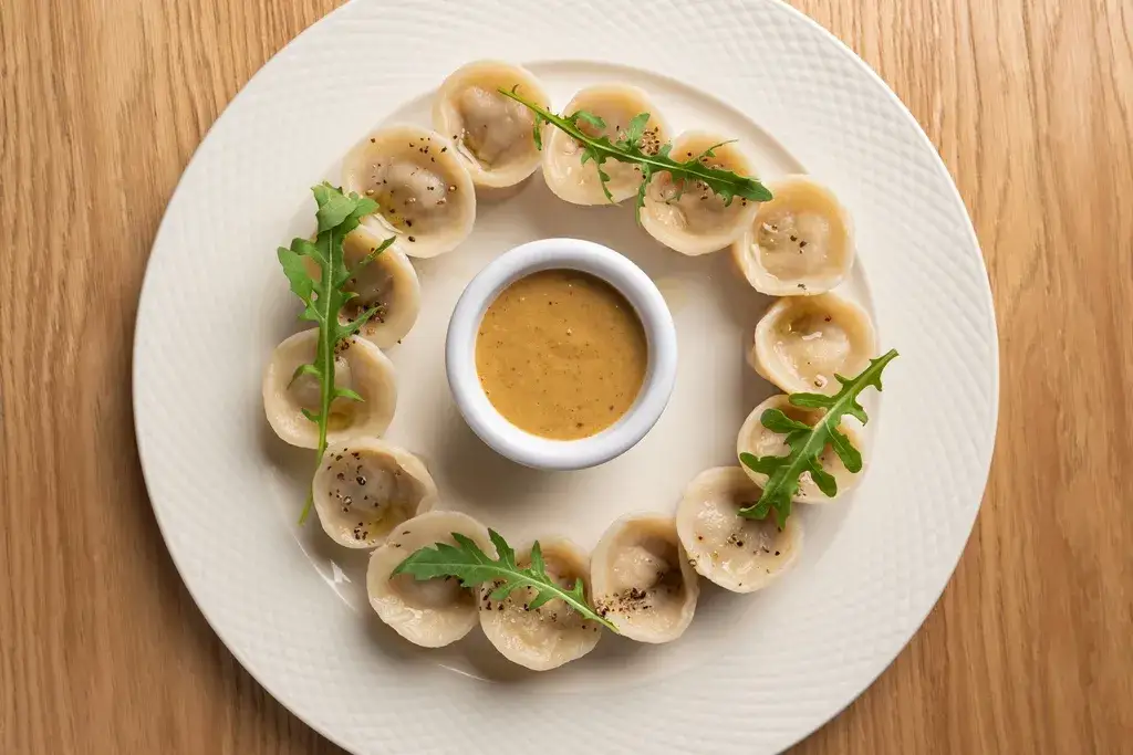 apetyczne pierogi podane na talerzu w restauracji