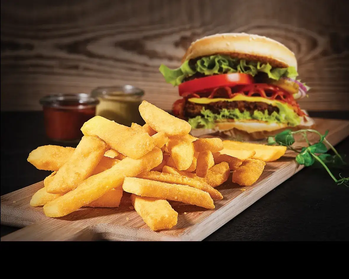 apetyczny burger rzemieślniczy z frytkami