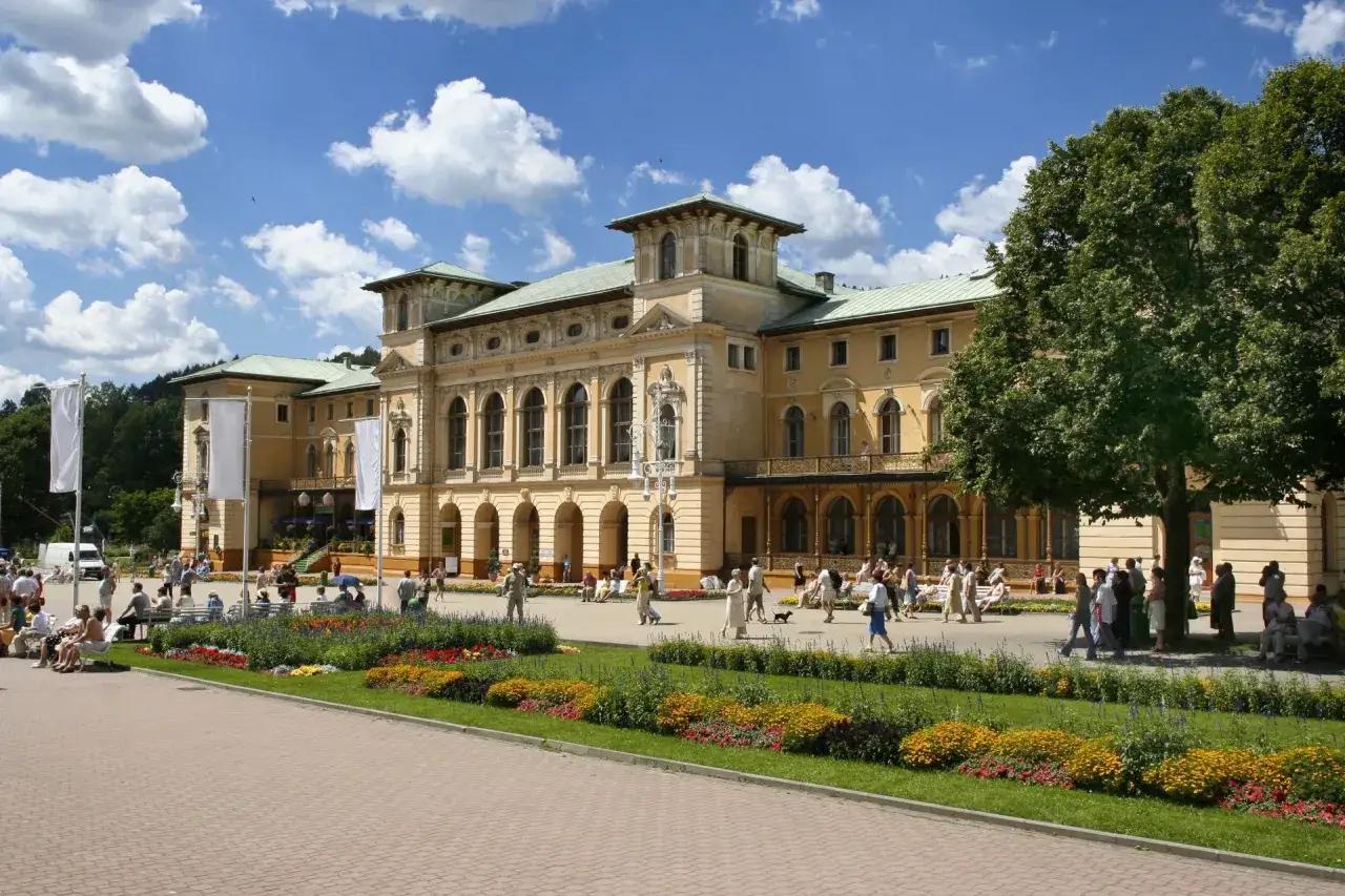 panoramiczny widok na deptak w Krynicy-Zdroju