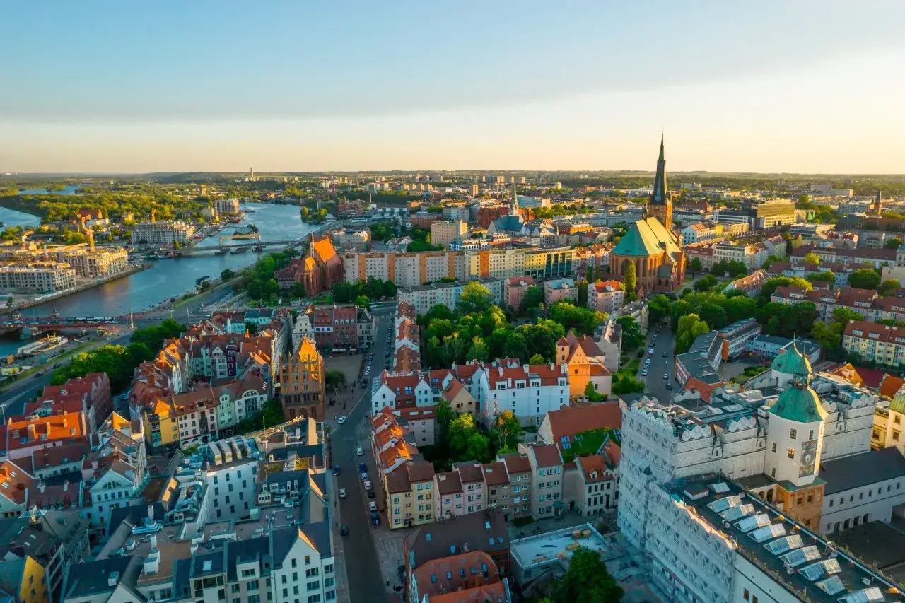 Widok na miasto z rzeką i zabytkowymi kamienicami. Idealne miejsce, by odkryć, co zwiedzać w Szczecinie.
