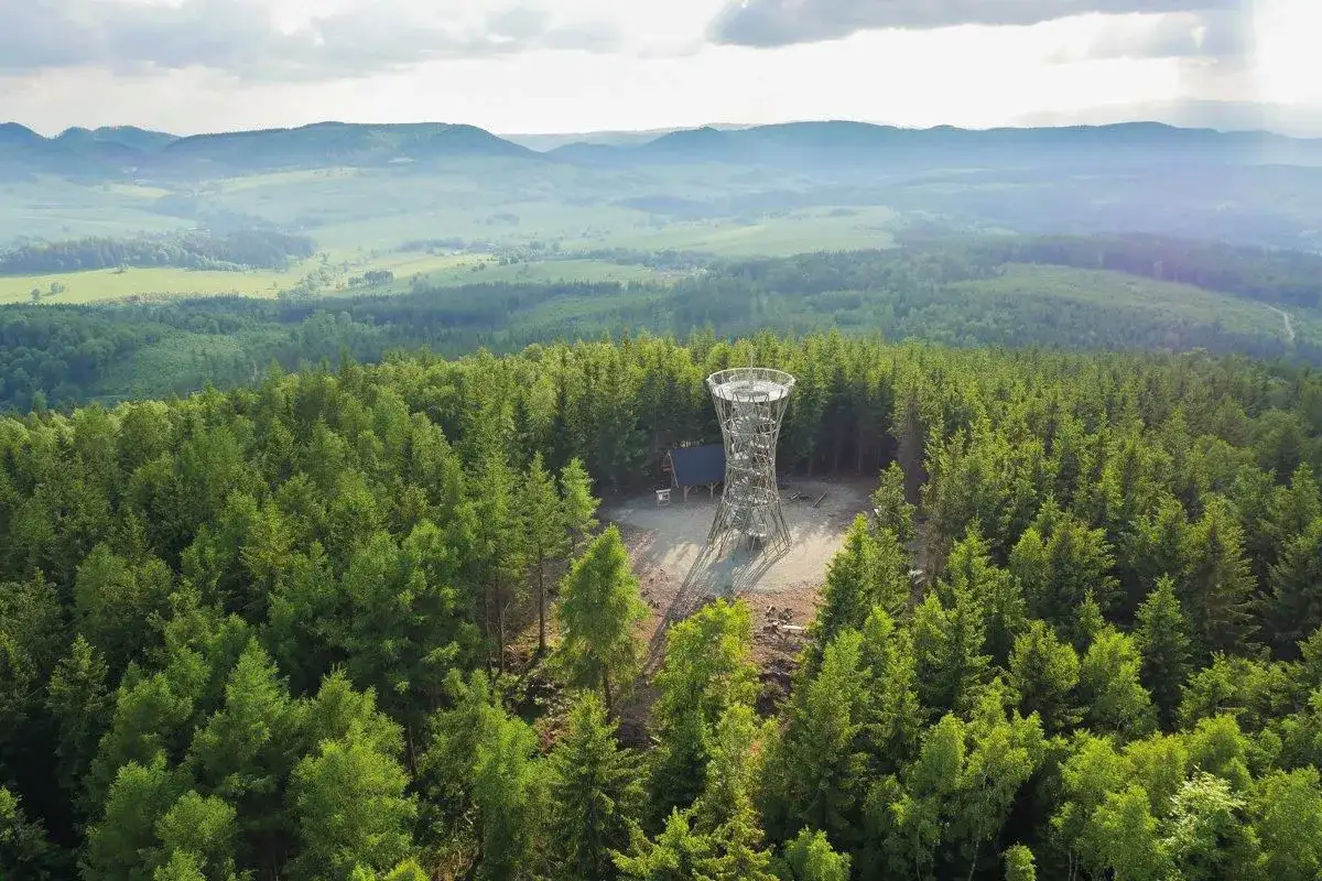 Widok z wieży widokowej na górze Borowa Sudety