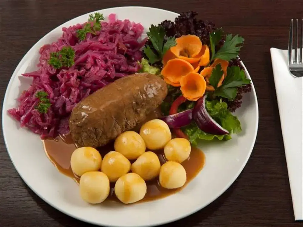 tradycyjna rolada śląska z kluskami i modrą kapustą