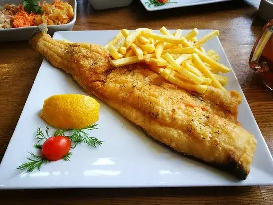 smażona ryba z frytkami nad polskim morzem