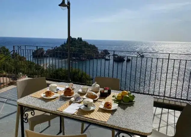 restauracja z widokiem na Isola Bella Taormina