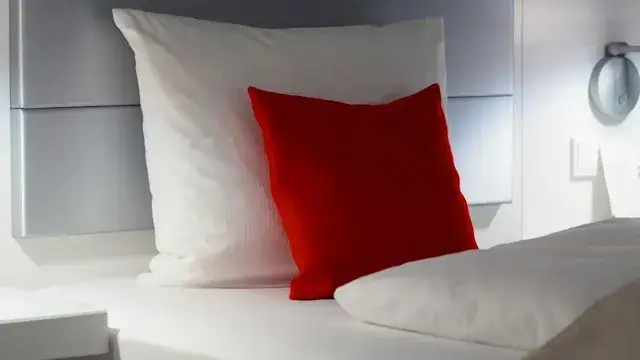 r&oacute;żne rodzaje wypełnień poduszek hotelowych