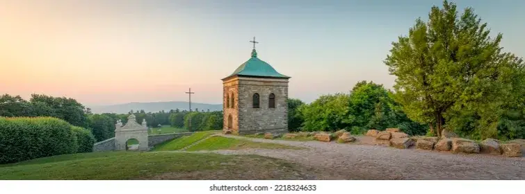 Nowa Słupia panorama z Łysą G&oacute;rą w tle