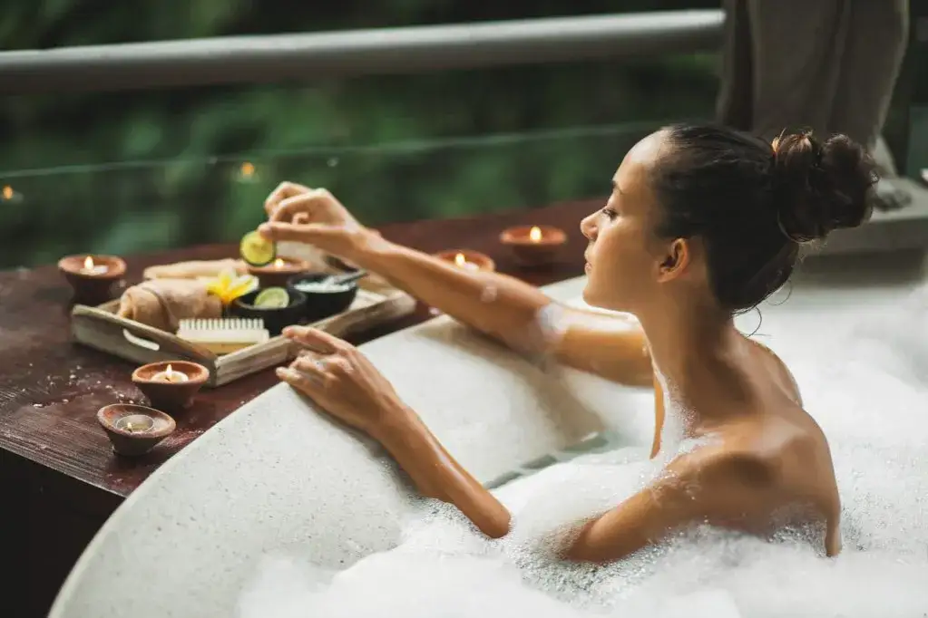 Osoba przygotowująca się do wejścia do jacuzzi w hotelu