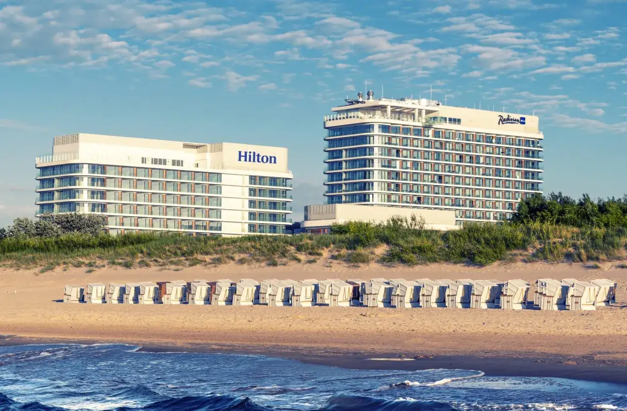 Dwa hotele nad morzem: Hilton i Radisson. Ile jest hoteli Hilton w Polsce? Ten widok sugeruje, że przynajmniej jeden.