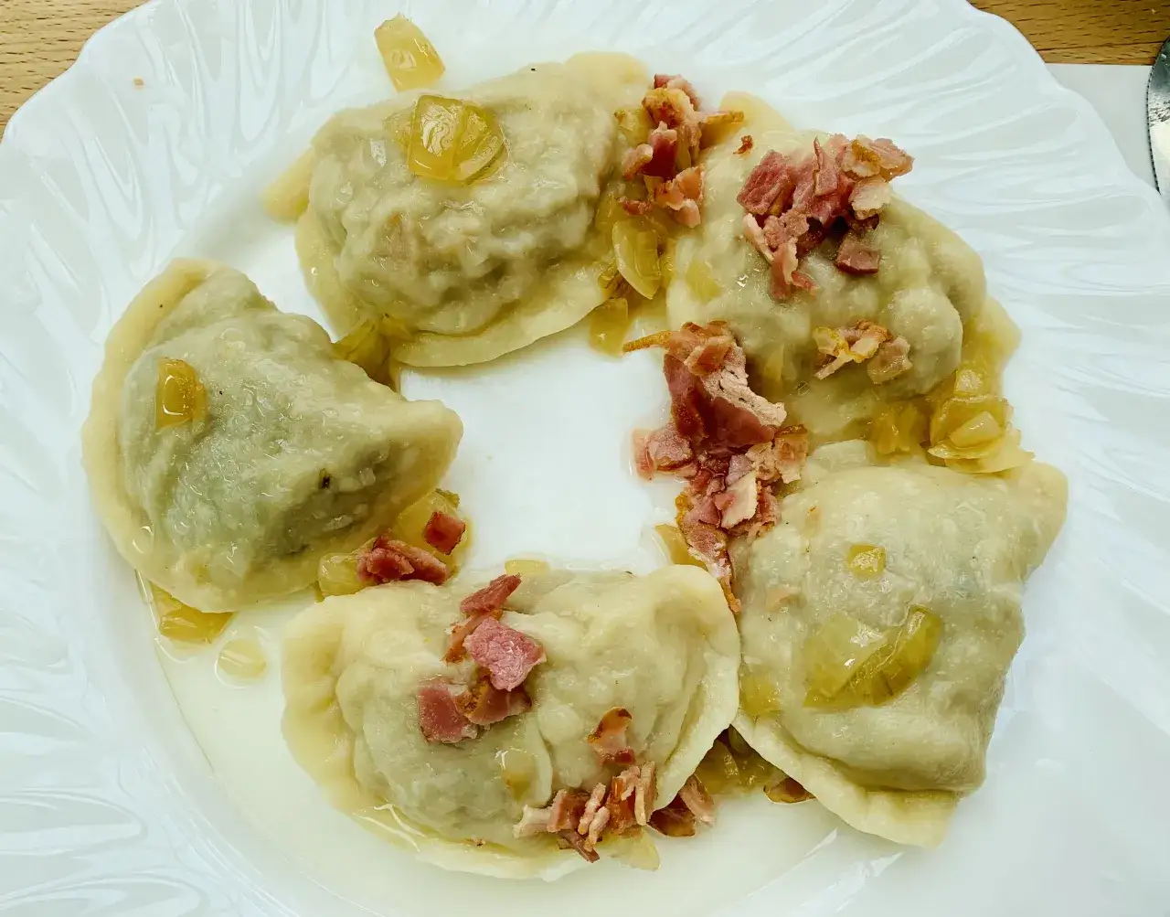tradycyjne dania kuchni polskiej na stole, pierogi, żurek